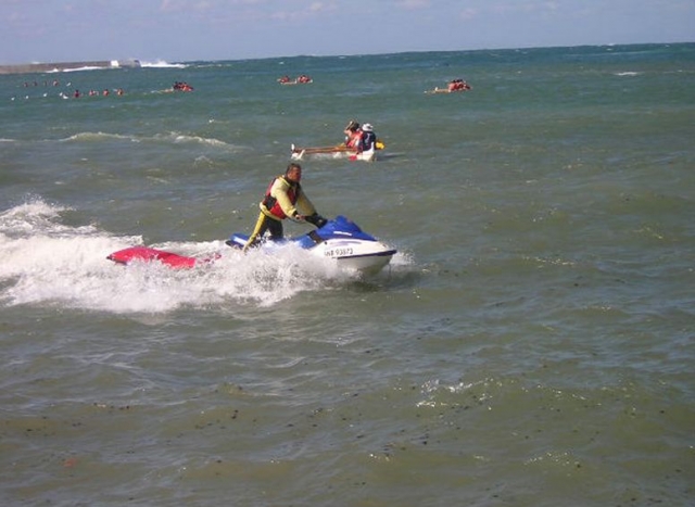  Renta de jet skis sobre las olas 